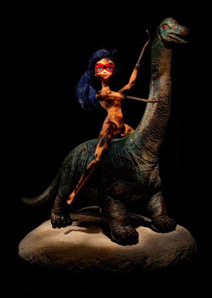 Les broken toys de Loïc Jugue: La jeune fille et le dinosaure