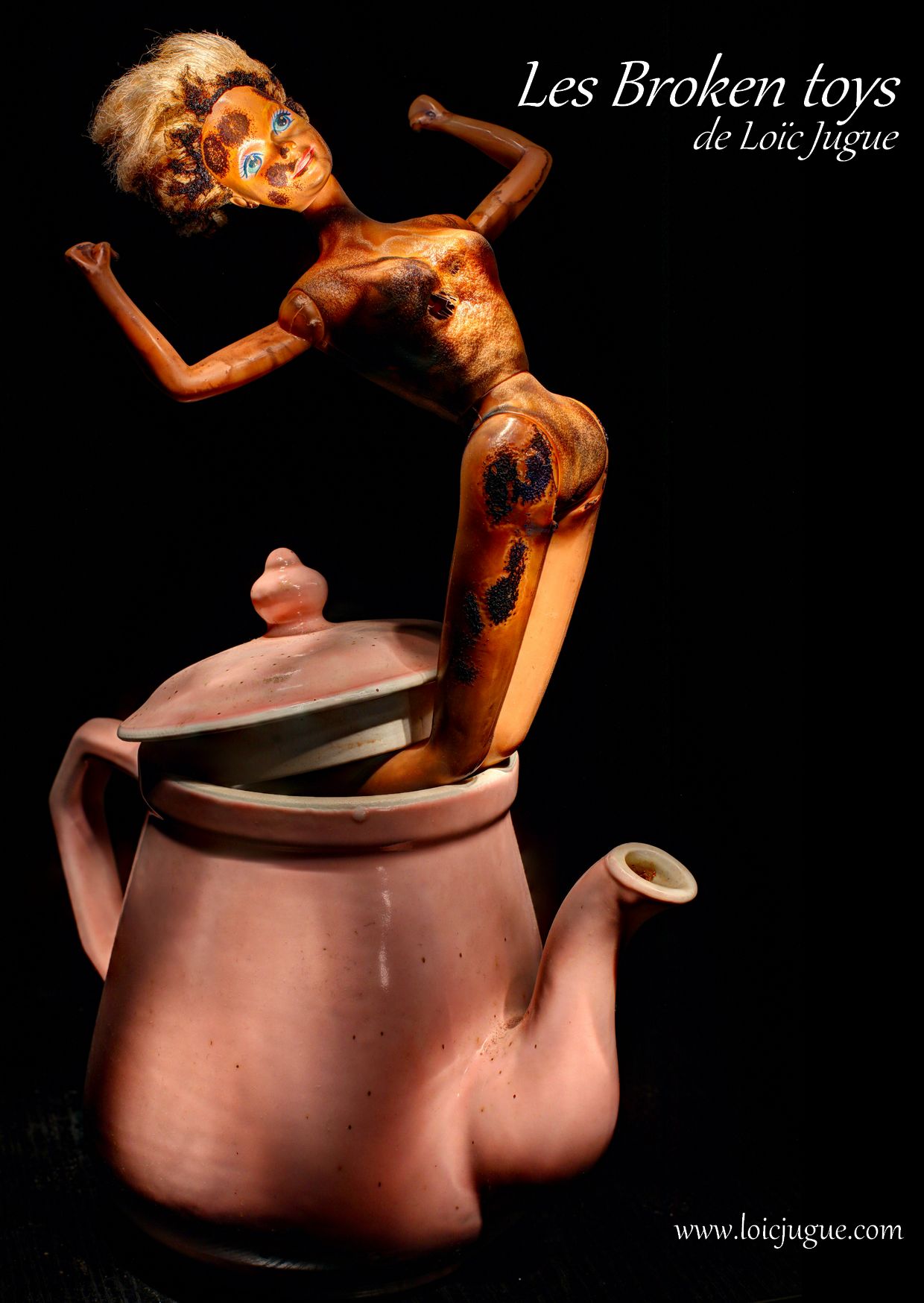Les broken toys de Loïc Jugue: Génie poupée sortant d'une théière