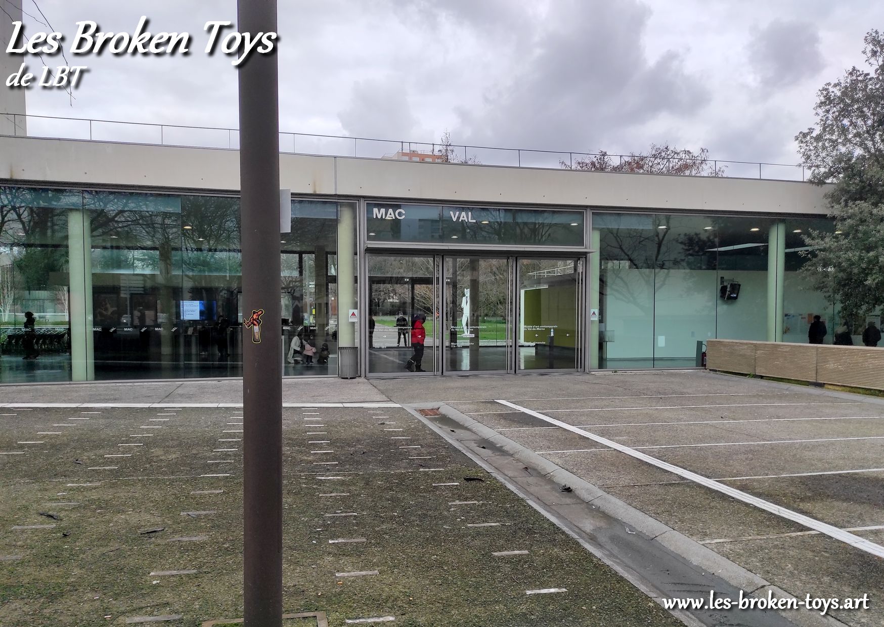 Street art sticker Les Broken Toys