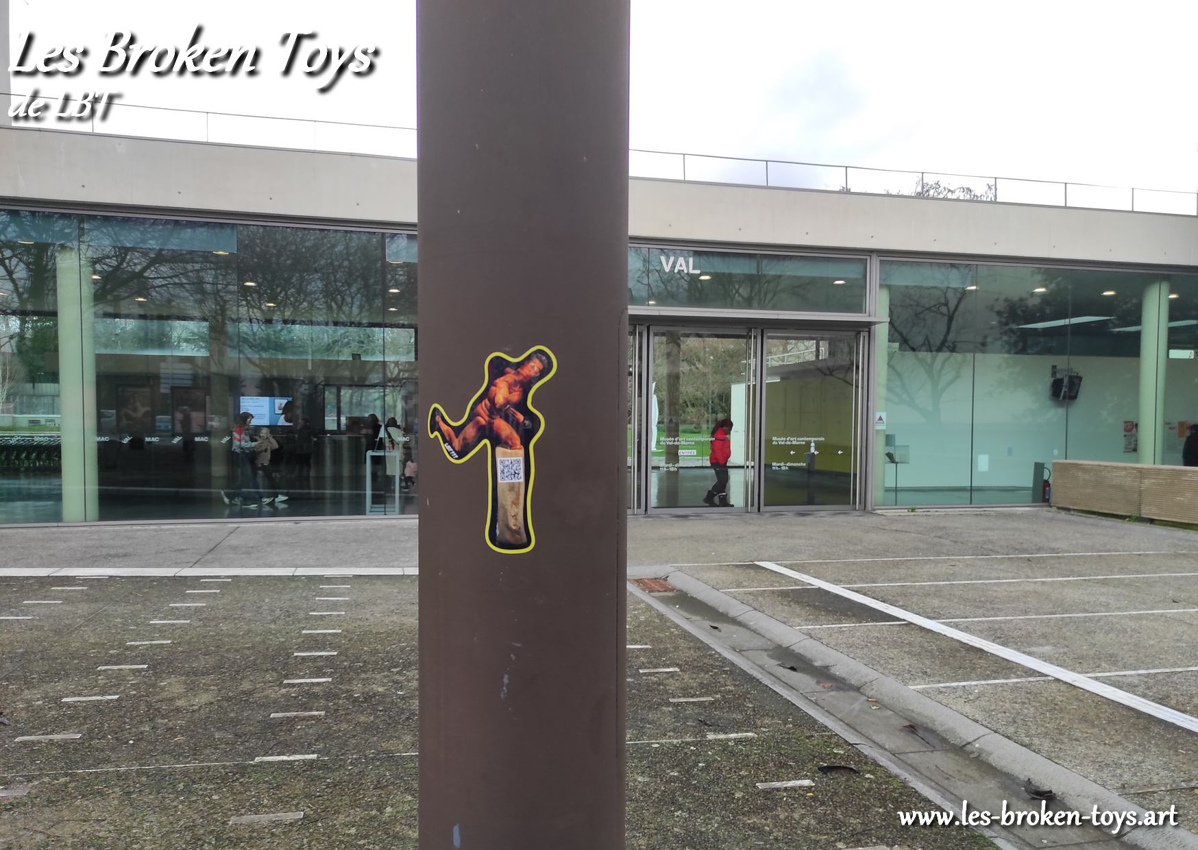 Street art sticker Les Broken Toys